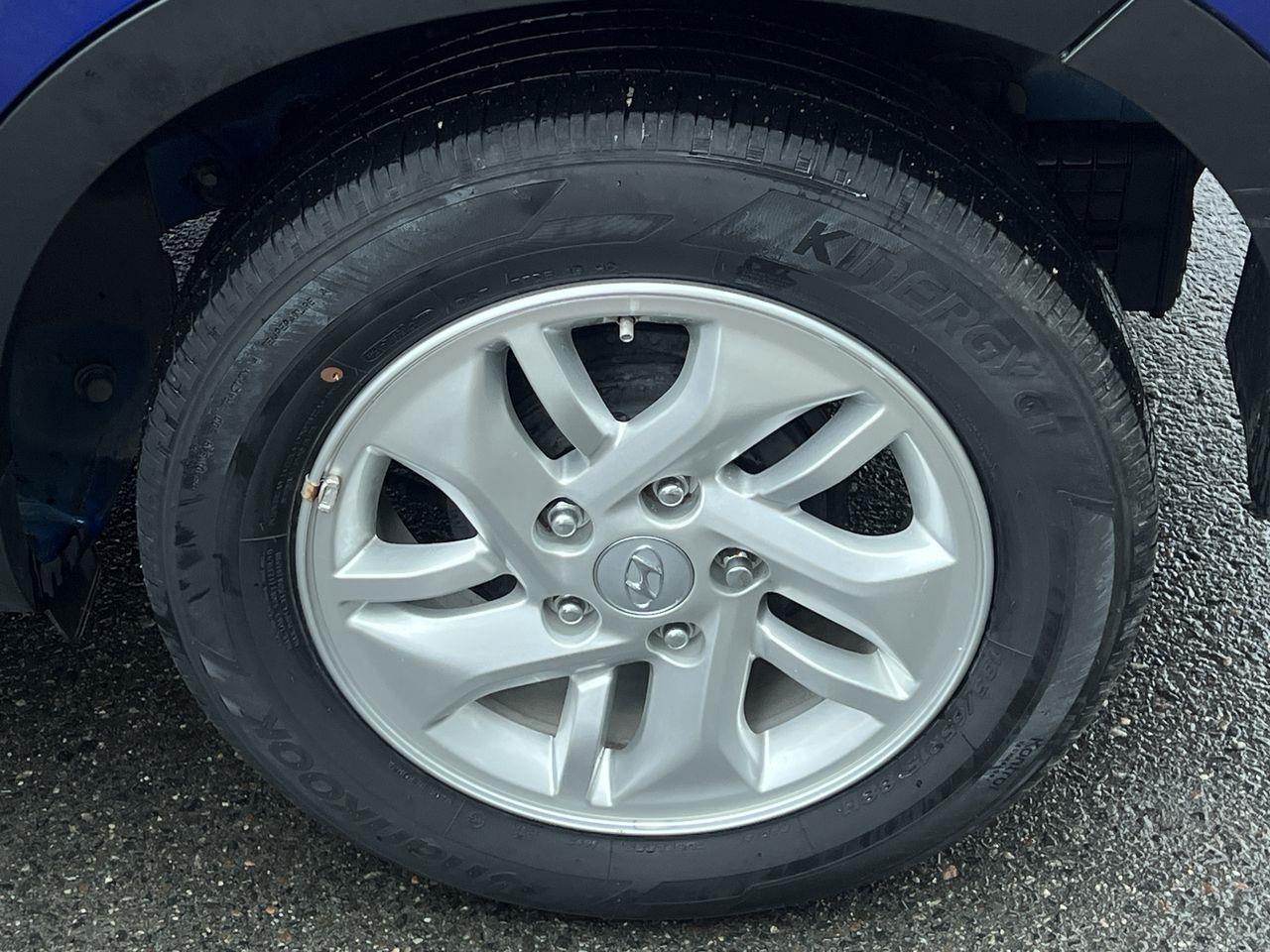 2023 Hyundai Venue Preferred HEATED FRONT SEATS, BACK UP CAMERA, CRUISE CONTROL!! Photo