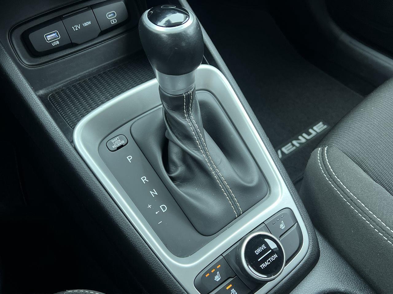 2023 Hyundai Venue Preferred HEATED FRONT SEATS, BACK UP CAMERA, CRUISE CONTROL!! Photo