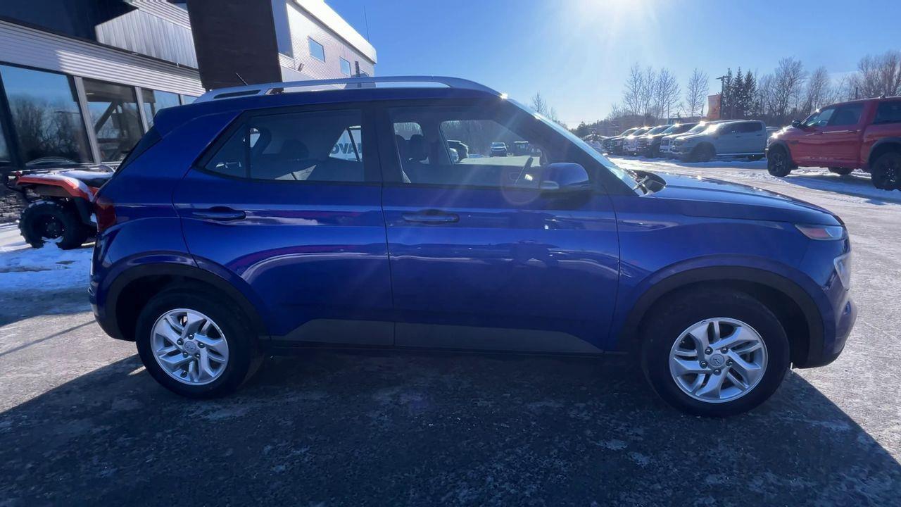 2023 Hyundai Venue Preferred HEATED FRONT SEATS, BACK UP CAMERA, CRUISE CONTROL!! Photo