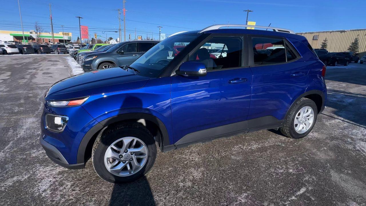 2023 Hyundai Venue Preferred HEATED FRONT SEATS, BACK UP CAMERA, CRUISE CONTROL!! Photo