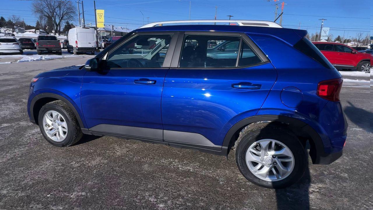 2023 Hyundai Venue Preferred HEATED FRONT SEATS, BACK UP CAMERA, CRUISE CONTROL!! Photo