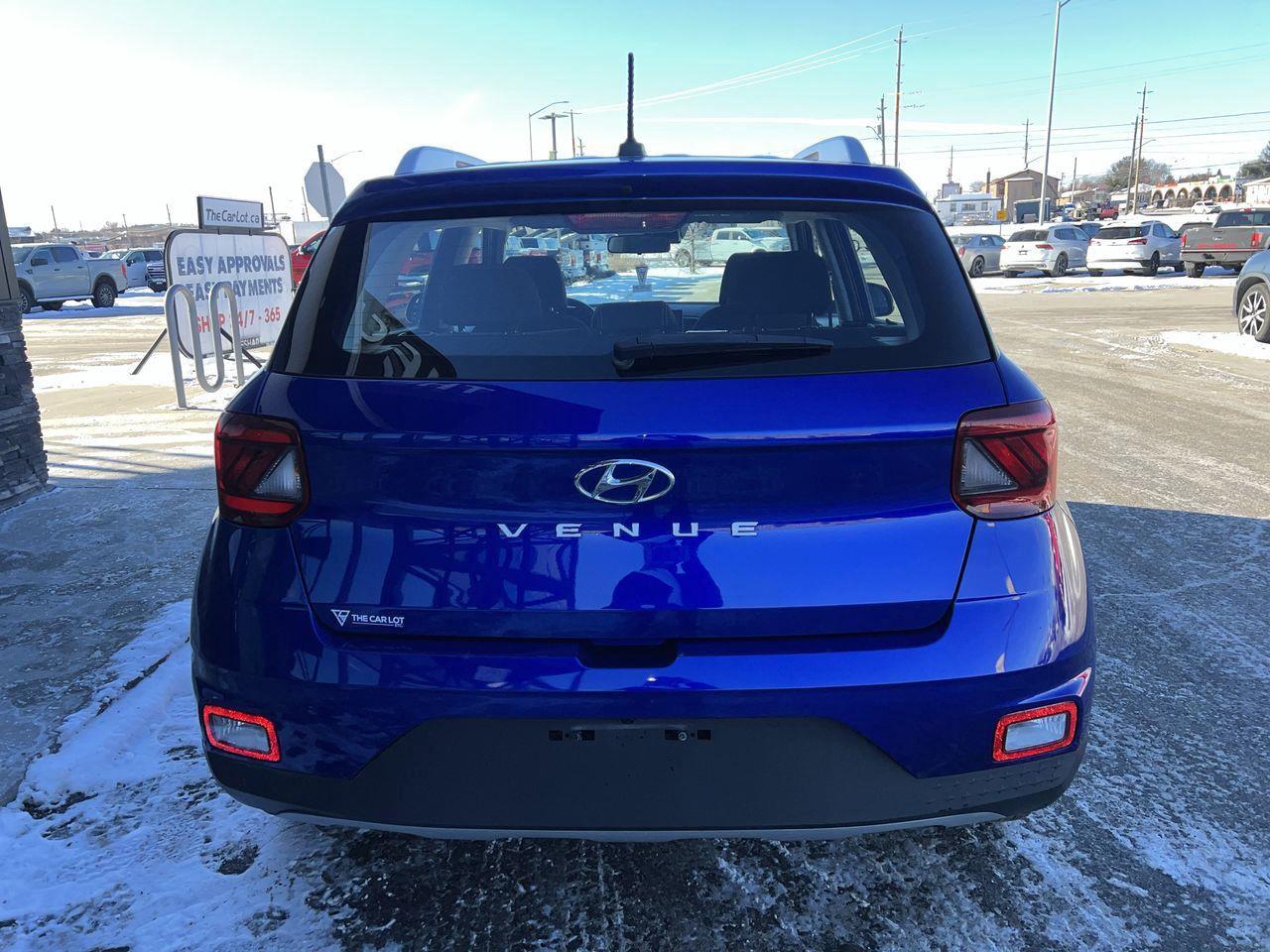 2023 Hyundai Venue Preferred HEATED FRONT SEATS, BACK UP CAMERA, CRUISE CONTROL!! Photo