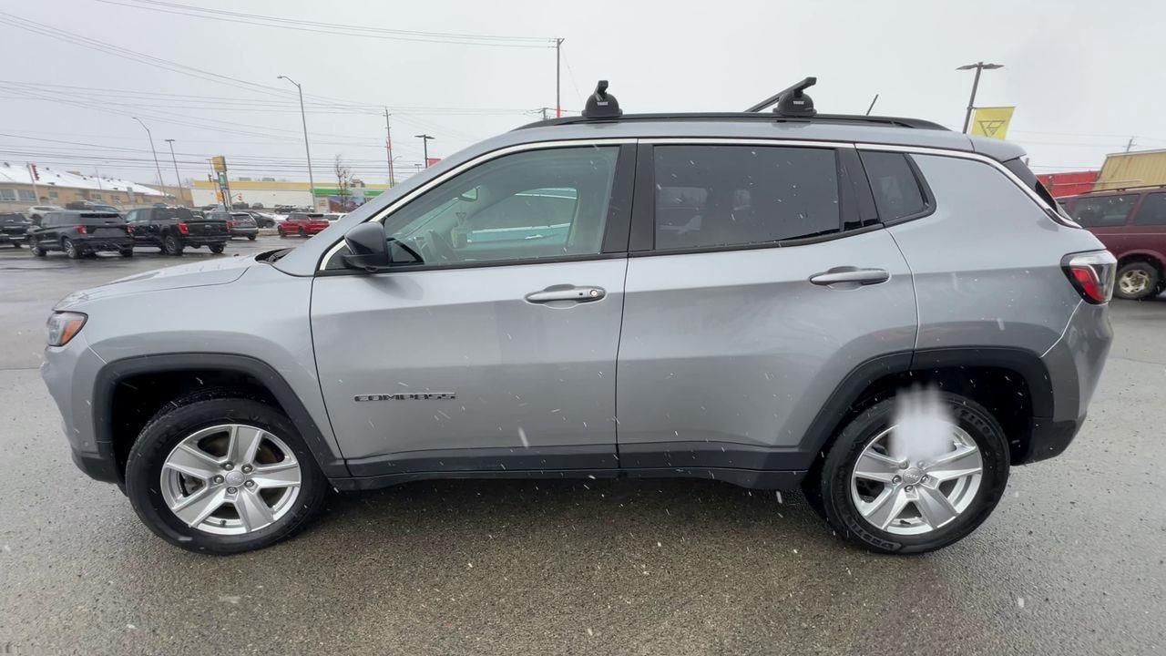 2022 Jeep Compass North 4X4, MOONROOF, HEATED FRONT SEATS, SIRIUS XM, NAV, POWER LIFTGATE, REMOTE START!! Photo4