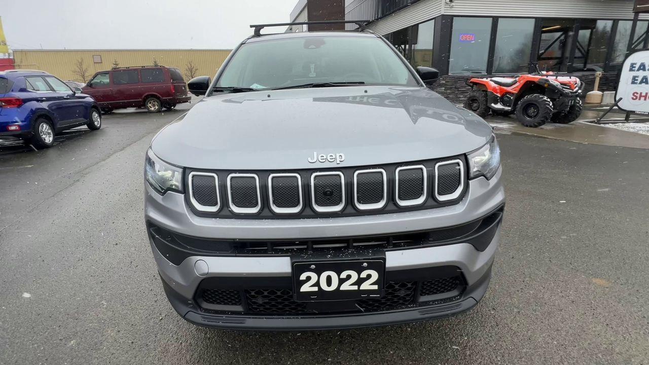 2022 Jeep Compass North 4X4, MOONROOF, HEATED FRONT SEATS, SIRIUS XM, NAV, POWER LIFTGATE, REMOTE START!! Photo