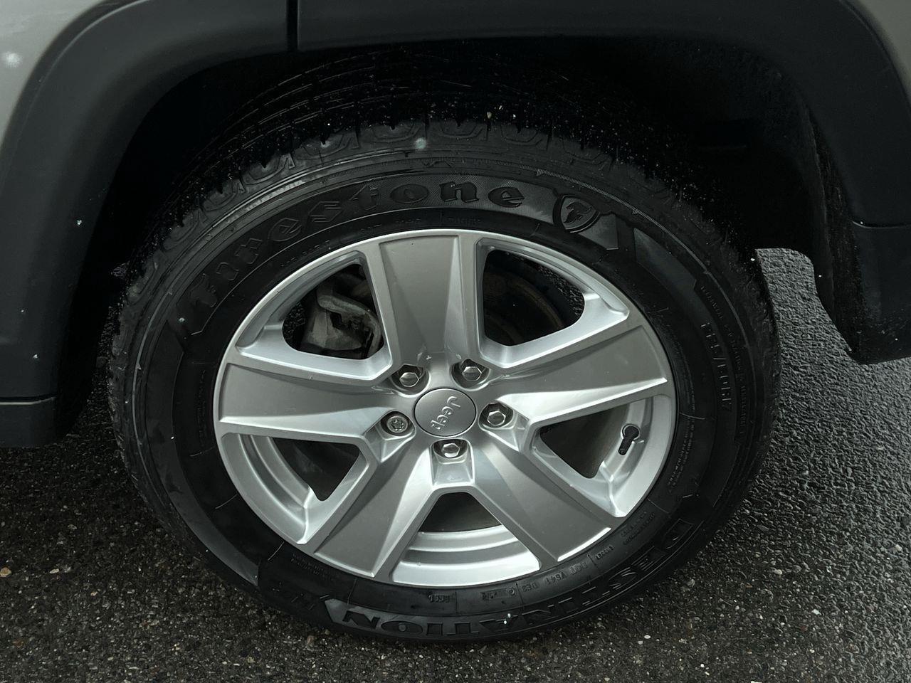 2022 Jeep Compass North 4X4, MOONROOF, HEATED FRONT SEATS, SIRIUS XM, NAV, POWER LIFTGATE, REMOTE START!! Photo