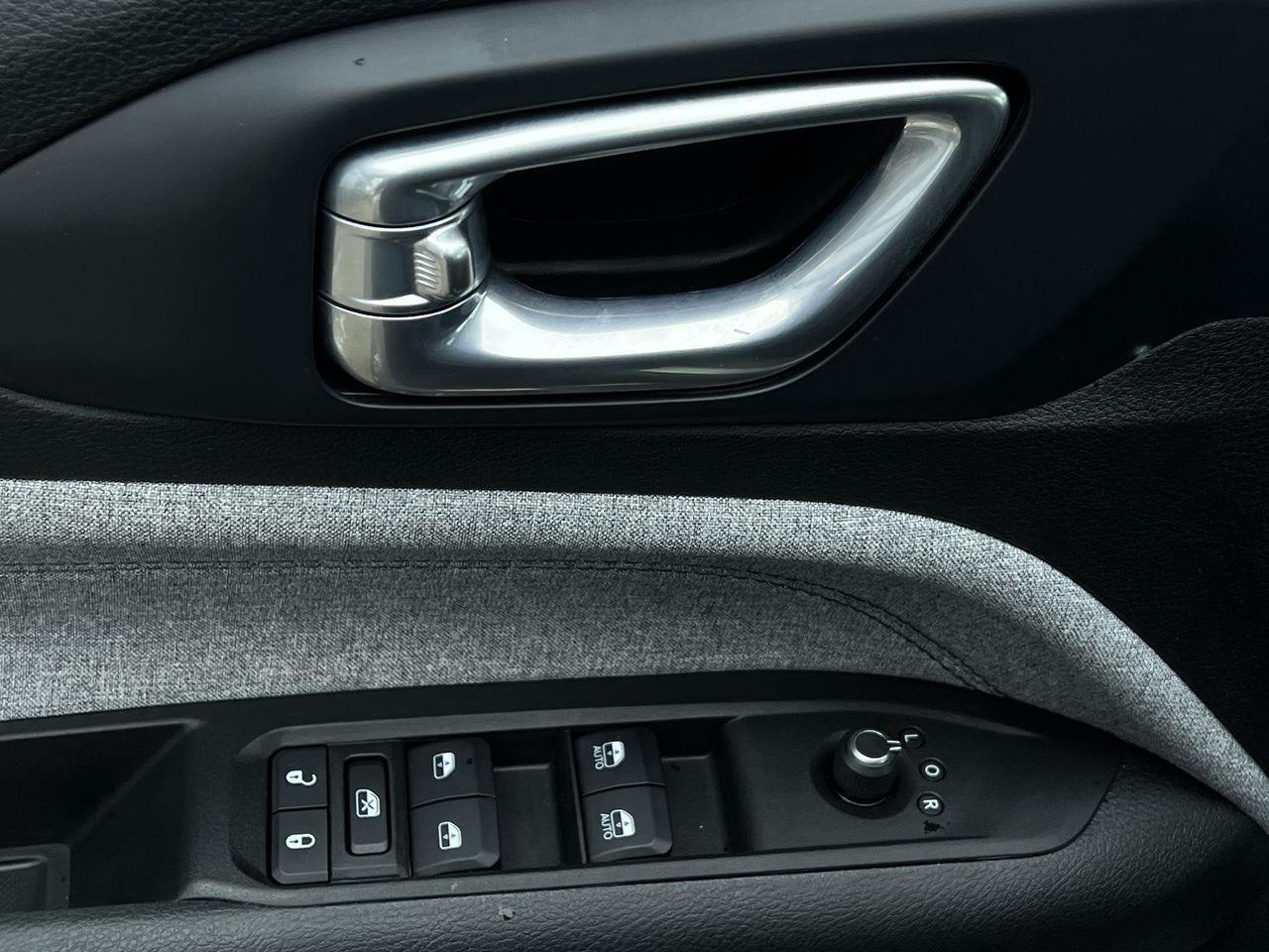 2022 Jeep Compass North 4X4, MOONROOF, HEATED FRONT SEATS, SIRIUS XM, NAV, POWER LIFTGATE, REMOTE START!! Photo