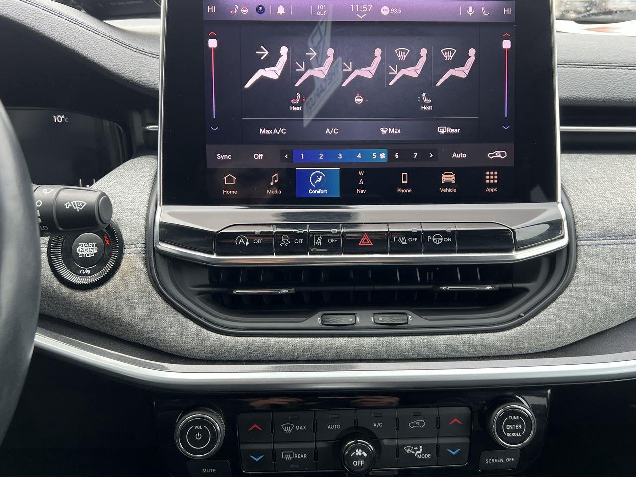 2022 Jeep Compass North 4X4, MOONROOF, HEATED FRONT SEATS, SIRIUS XM, NAV, POWER LIFTGATE, REMOTE START!! Photo