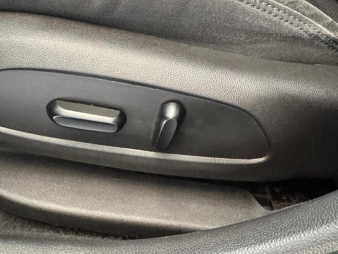 2017 Chevrolet Cruze LT+Camera+ApplePlay+CLEAN CARFAX Photo