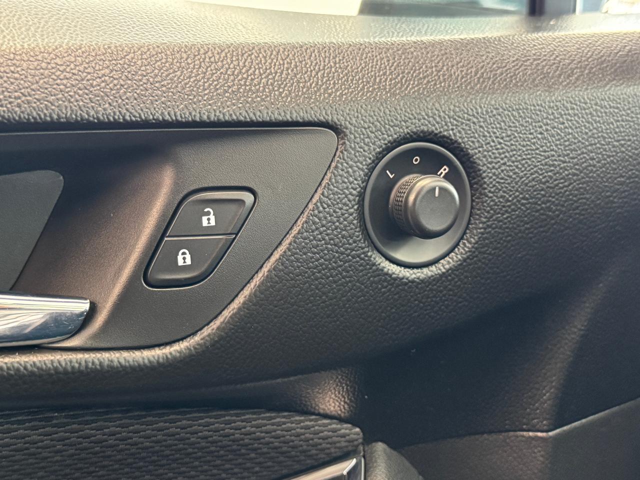 2017 Chevrolet Cruze LT+Camera+ApplePlay+CLEAN CARFAX Photo