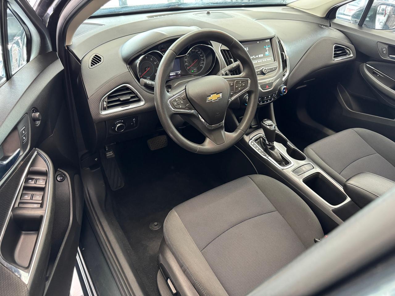 2017 Chevrolet Cruze LT+Camera+ApplePlay+CLEAN CARFAX Photo