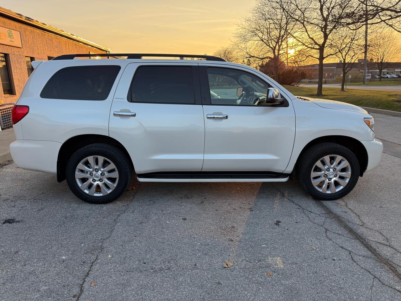 2013 Toyota Sequoia 5.7L 4WD PLATINUM,MINT,NO ACCIDENTS.CERTIFIED ! Photo3