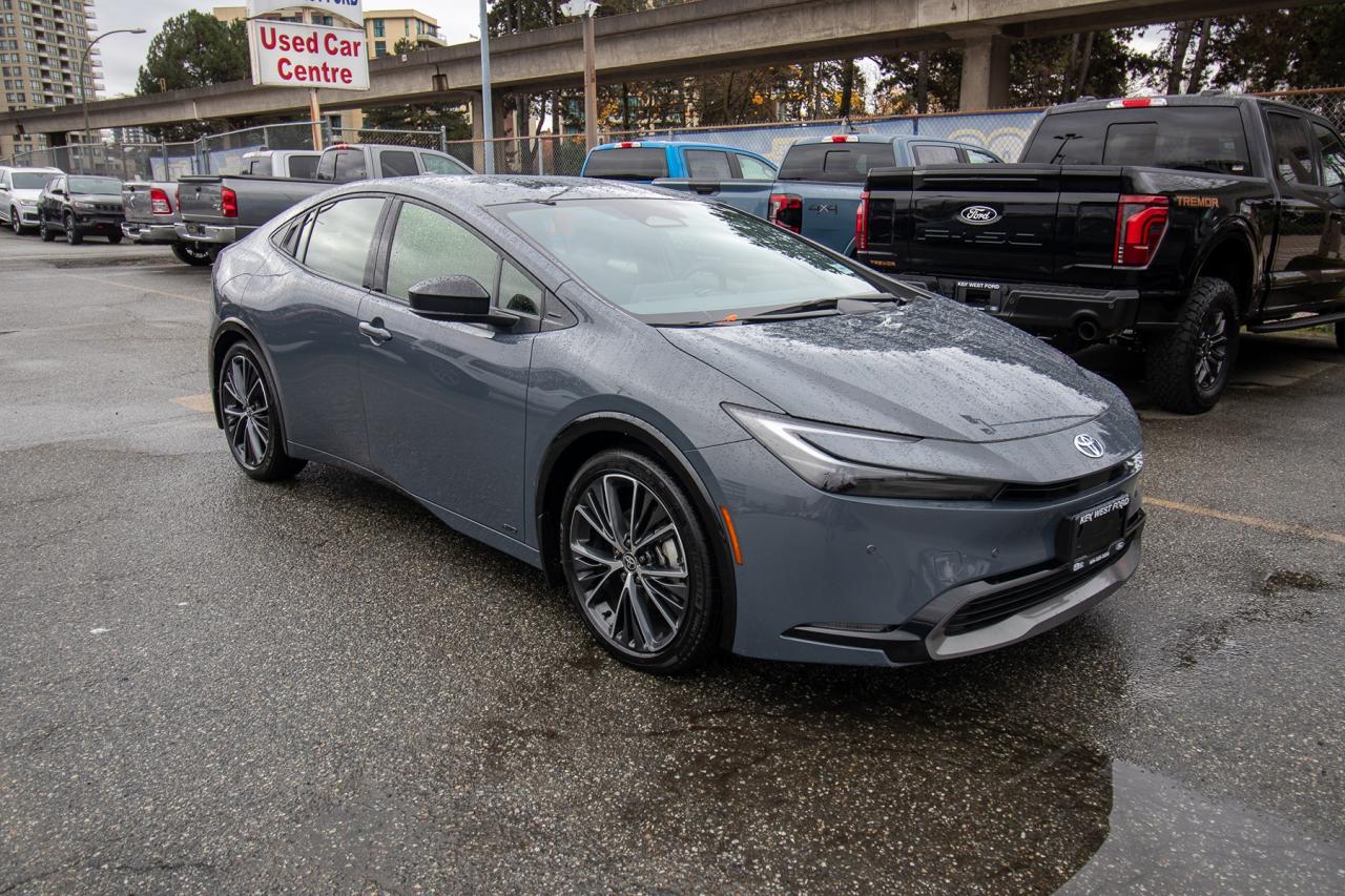 2024 Toyota Prius XLE AWD-e Photo4