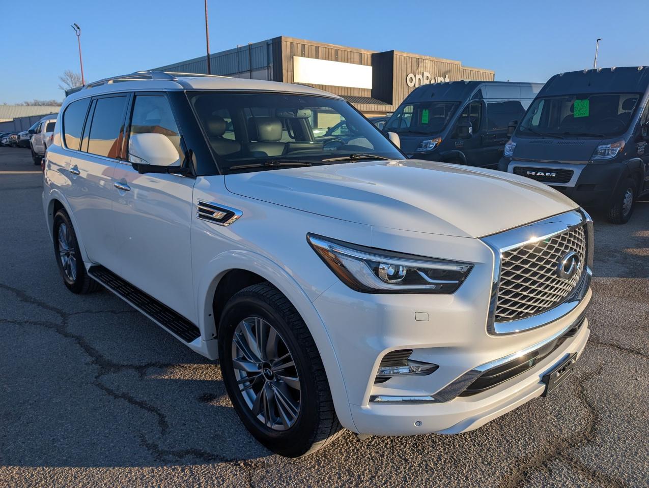 2022 Infiniti QX80 LUXE 7-Passenger | Heated seats | Heated steering - Photo #2