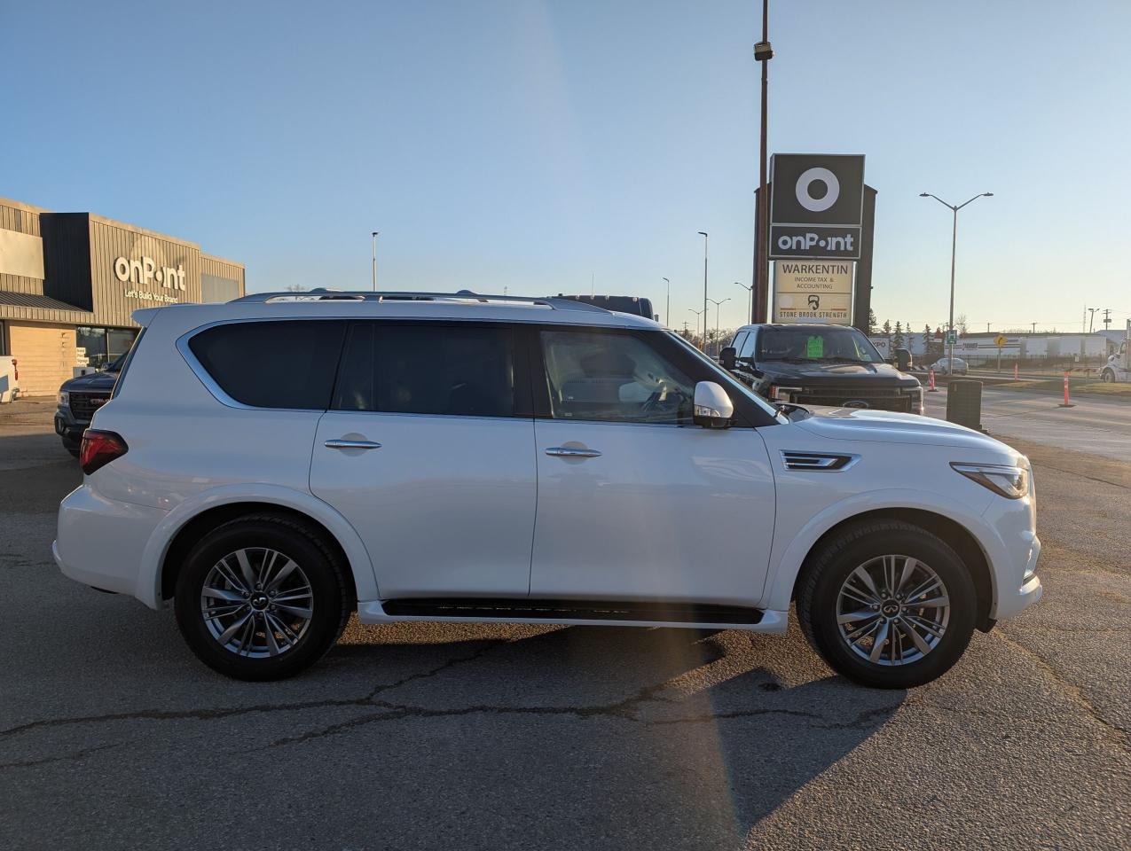 2022 Infiniti QX80 LUXE 7-Passenger | Heated seats | Heated steering - Photo #3