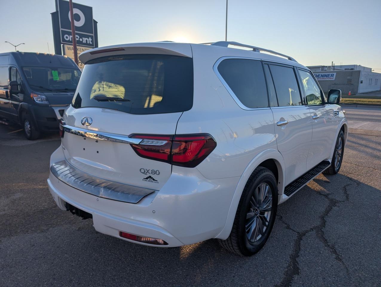 2022 Infiniti QX80 LUXE 7-Passenger | Heated seats | Heated steering - Photo #4