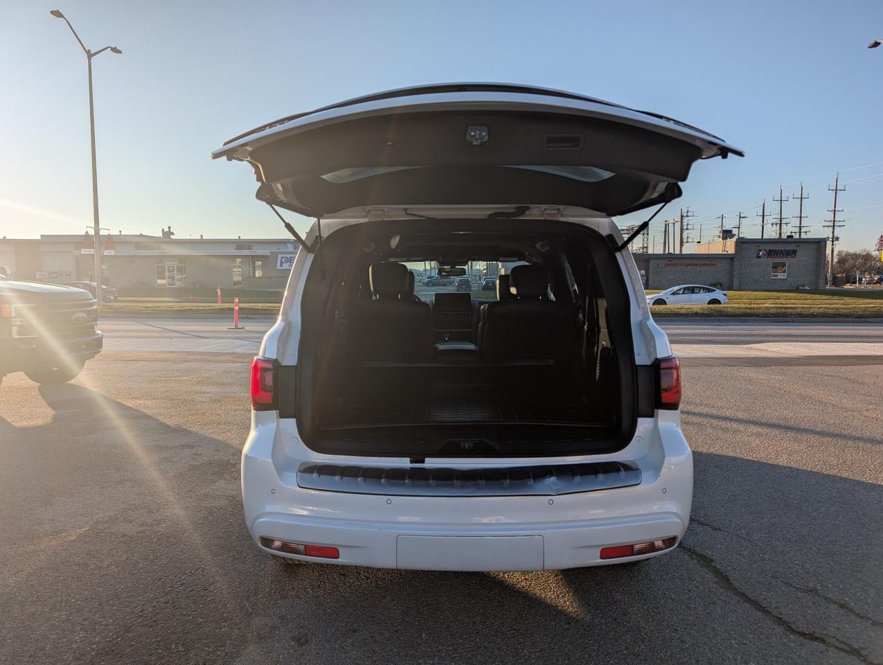 2022 Infiniti QX80 LUXE 7-Passenger | Heated seats | Heated steering - Photo #5