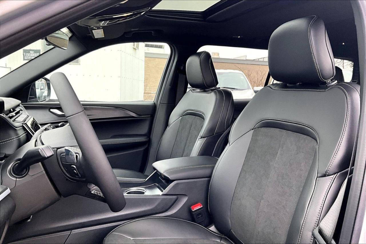 2025 Jeep Grand Cherokee L ALTITUDE 4X4 | Leather | Power Sunroof | Tow Pkg Photo