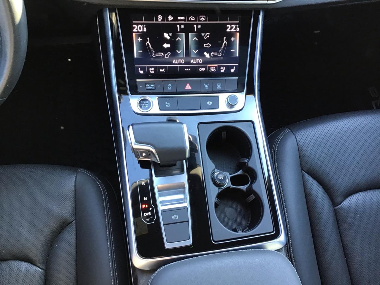 2022 Audi Q8 3.0T Progressiv + 22" Wheels | Blk Pkg | Hitch Photo