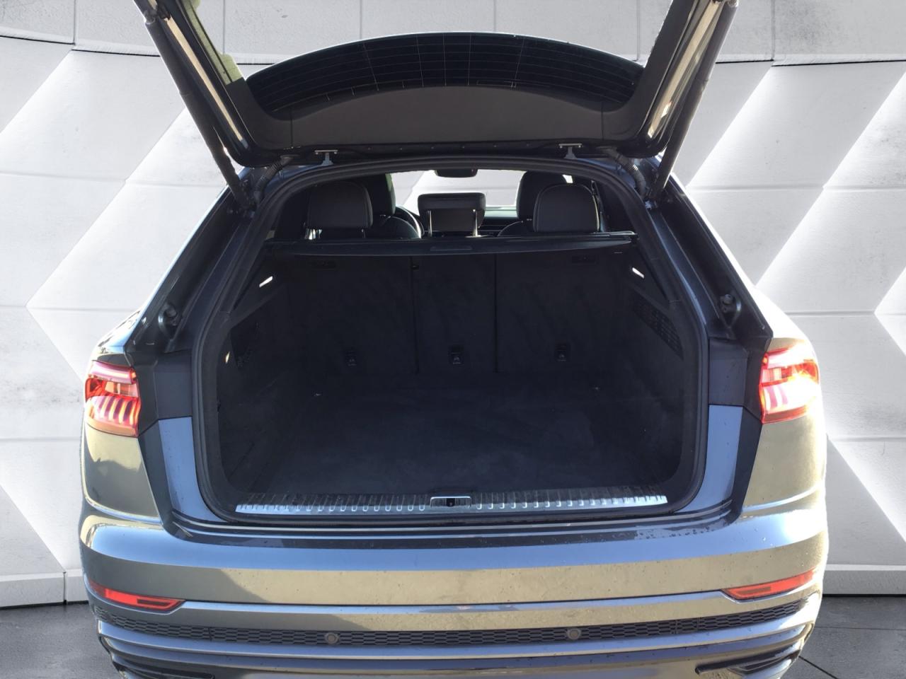 2022 Audi Q8 3.0T Progressiv + 22" Wheels | Blk Pkg | Hitch Photo