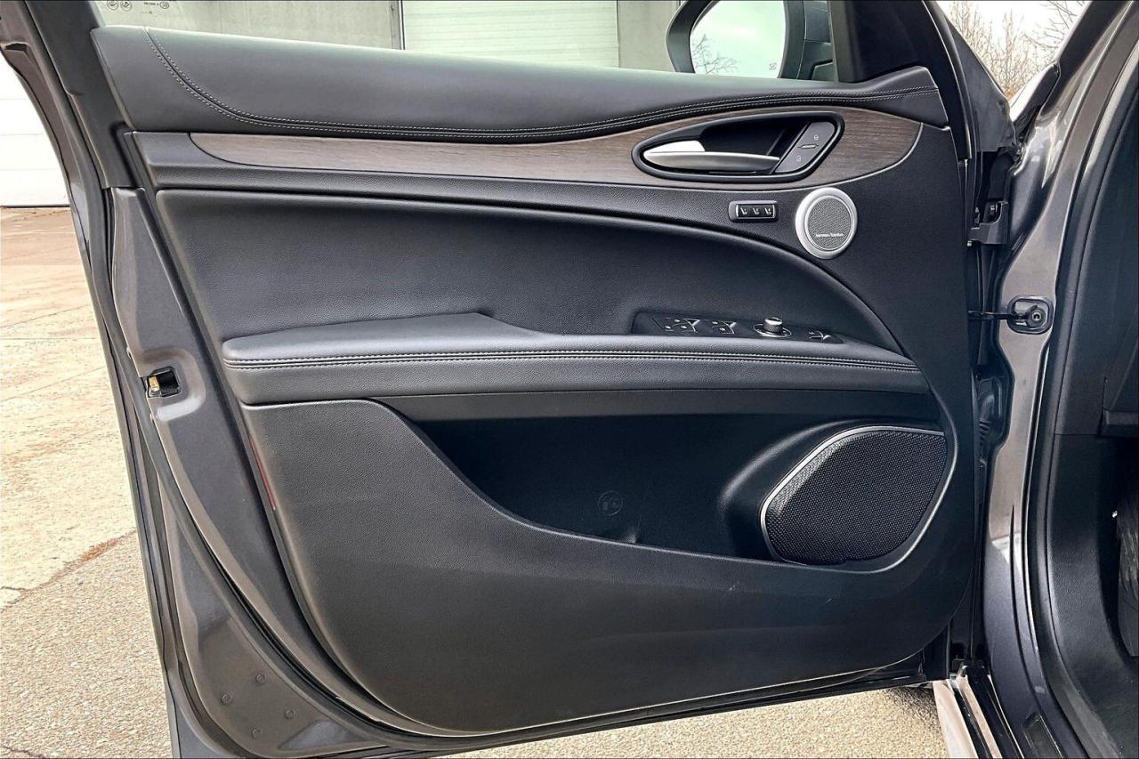 2022 Alfa Romeo Stelvio Ti | Active Assist Plus Pkg | Harman Kardon | AWD Photo