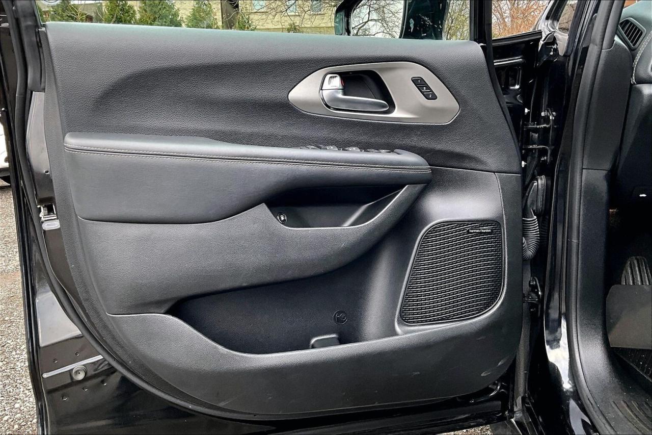 2023 Chrysler Pacifica Hybrid Limited PHEV S Appearance | Theatre Grp | FWD Photo