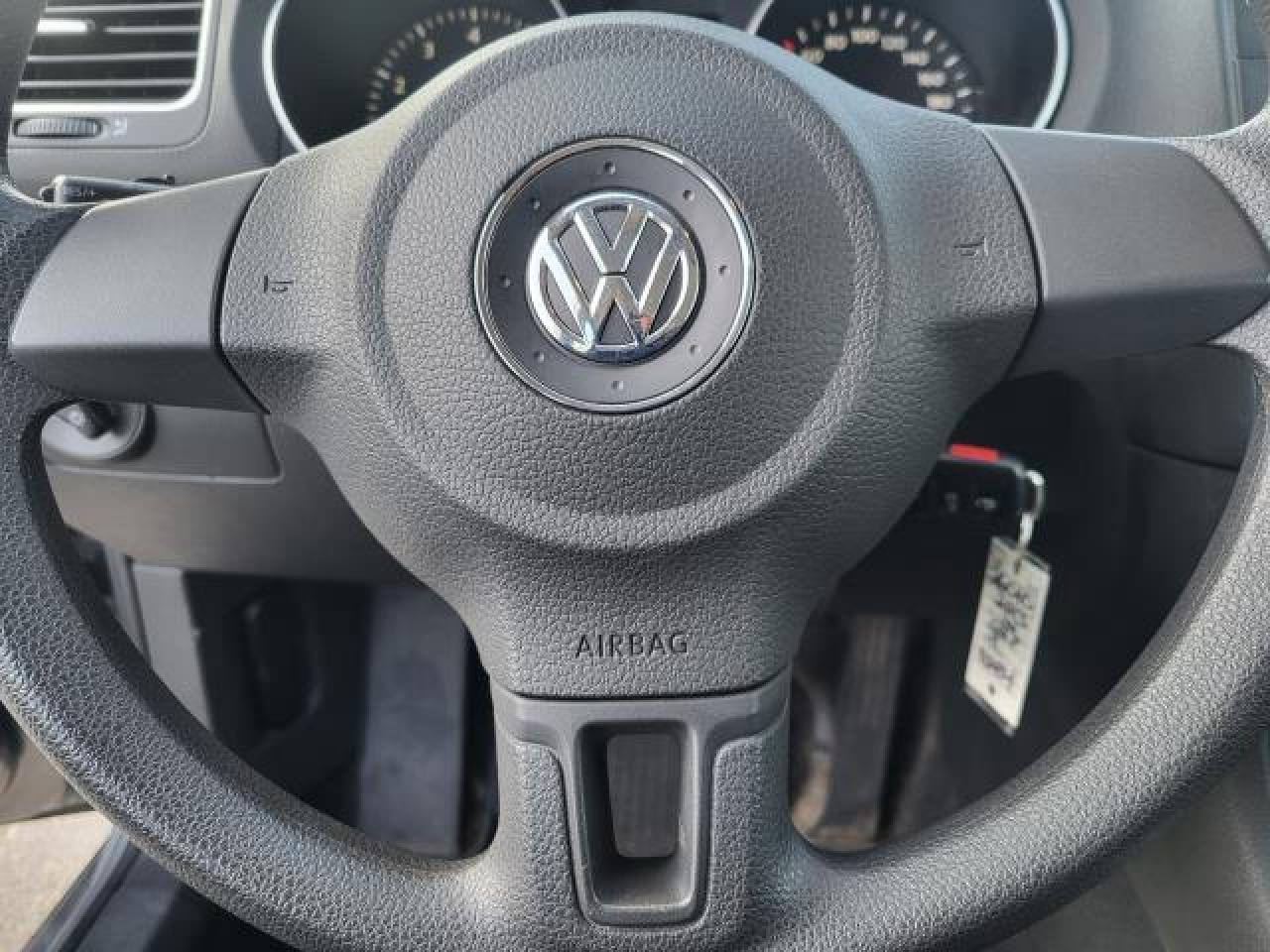 2013 Volkswagen Golf TRENDLINE Photo