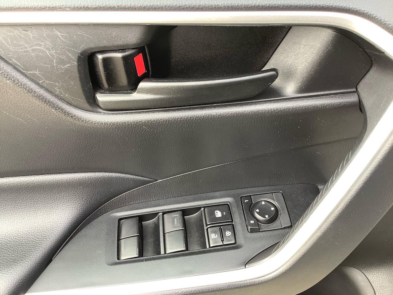 2022 Toyota RAV4 LE AWD Photo