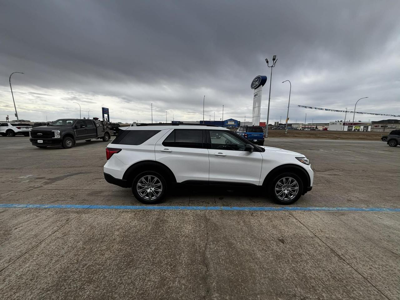 2026 Ford Explorer Active w/200A Pkg 4WD Photo2