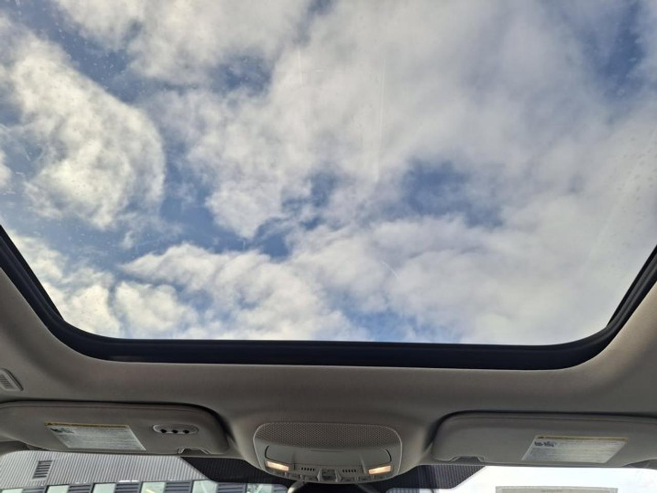 2023 Ford Edge Titanium AWD | Pano Roof | Leather | Heated Wheel + Seats | CarPlay + Android | Rear Cam and More ! Photo