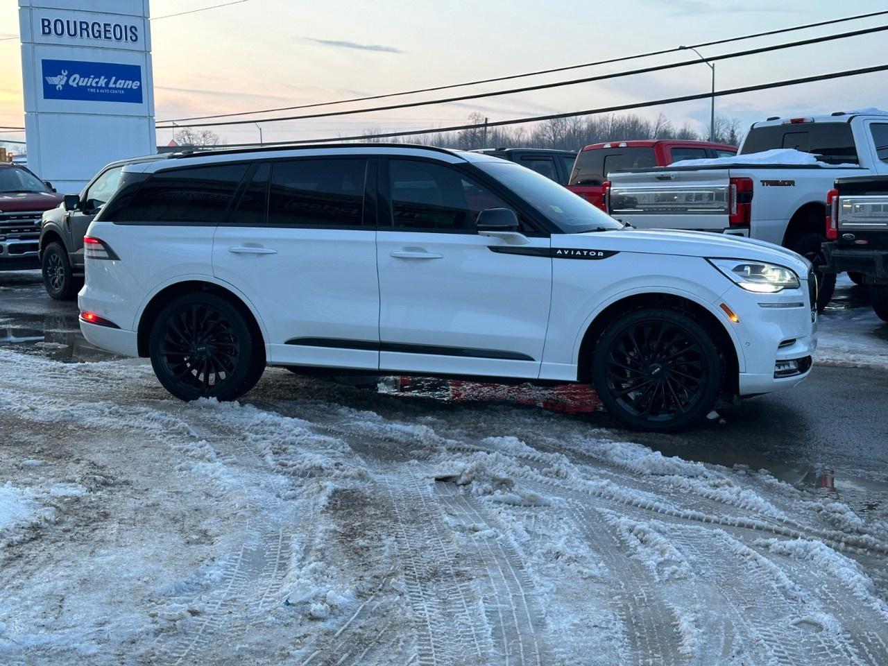 2023 Lincoln Aviator Reserve AWD Photo4