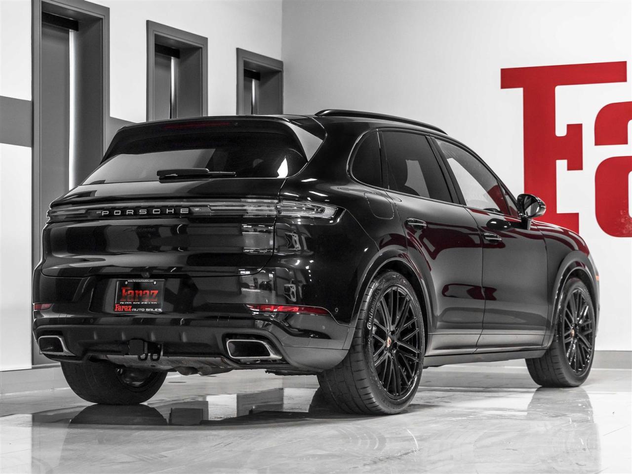 2025 Porsche Cayenne PREMIUM PKG|21 SPYDER WHEELS|ADAPT CRUISE|PASSENGER DISPLAY Photo2