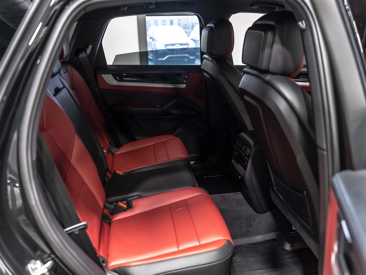 2025 Porsche Cayenne PREMIUM PKG|21 SPYDER WHEELS|ADAPT CRUISE|PASSENGER DISPLAY Photo