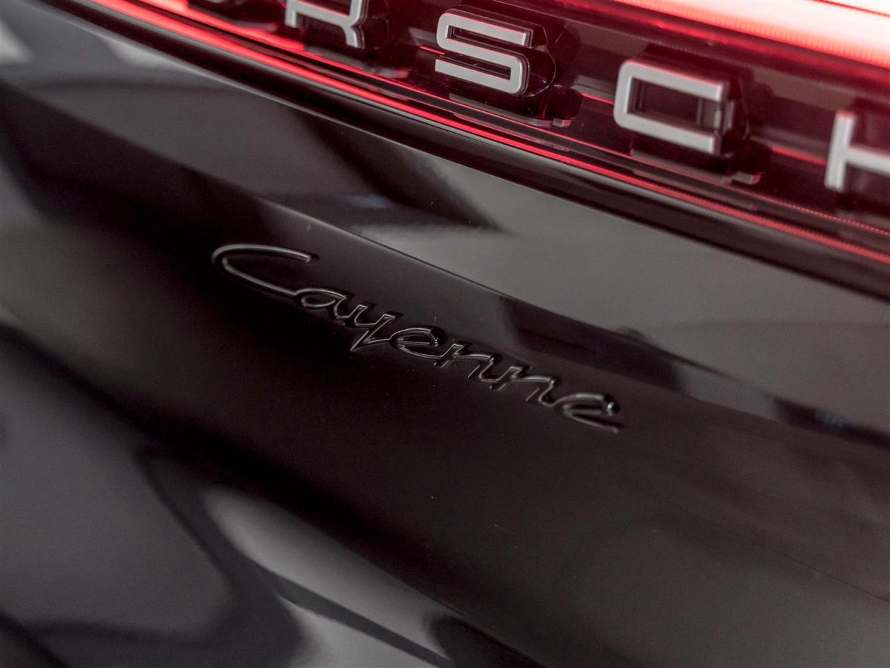 2025 Porsche Cayenne PREMIUM PKG|21 SPYDER WHEELS|ADAPT CRUISE|PASSENGER DISPLAY Photo