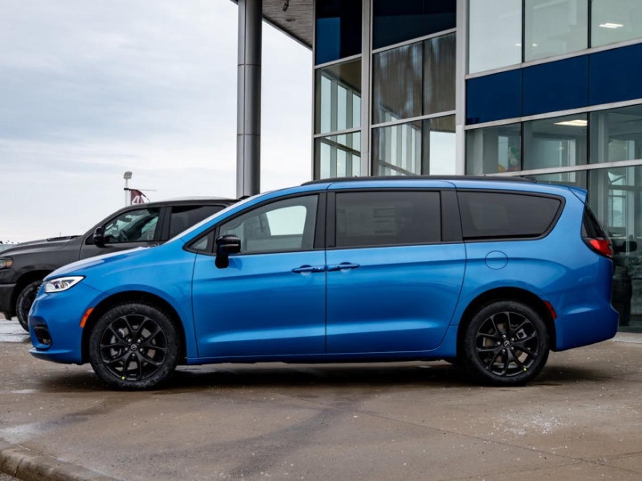 2026 Chrysler Pacifica Select Photo