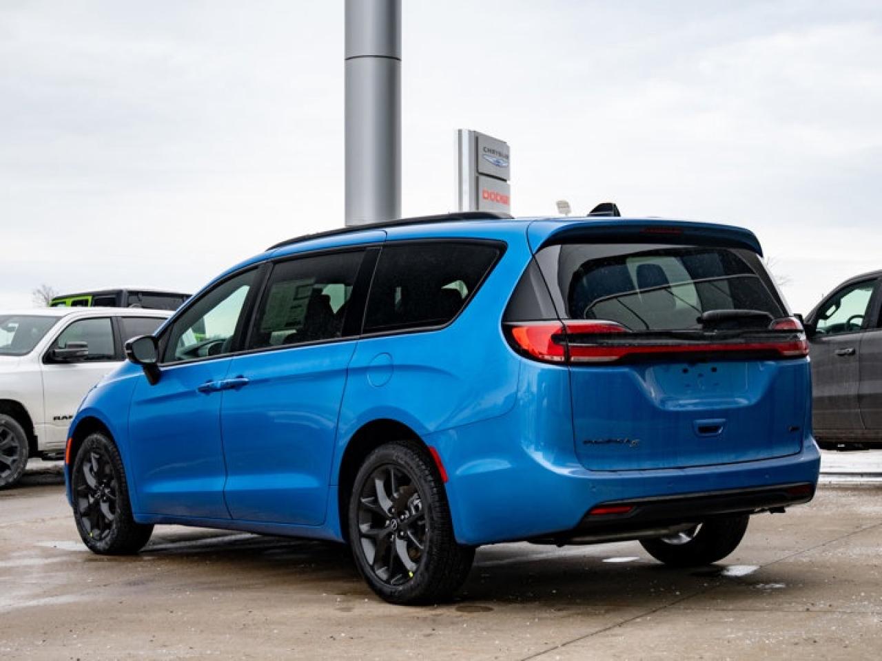 2026 Chrysler Pacifica Select Photo