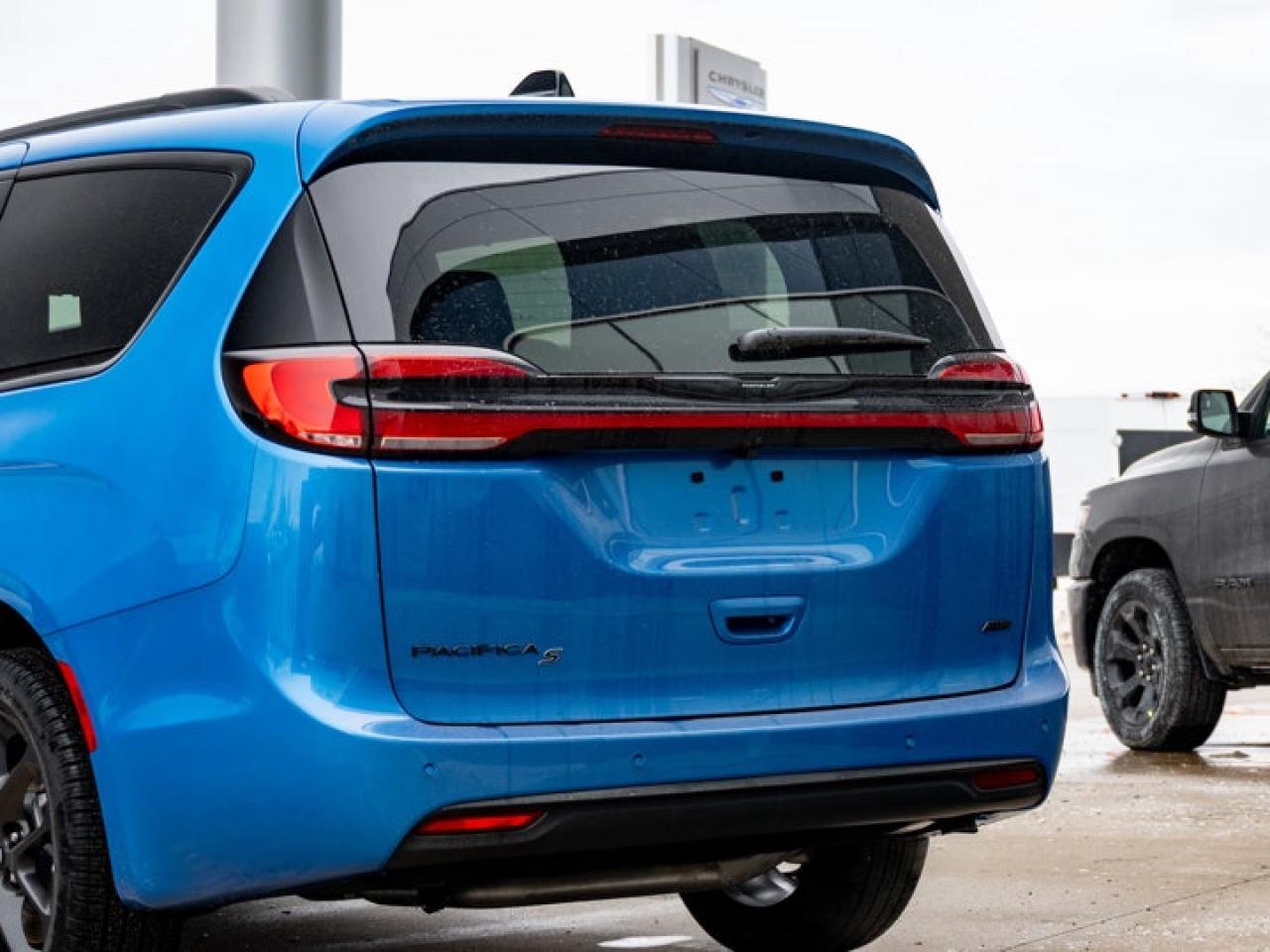 2026 Chrysler Pacifica Select Photo