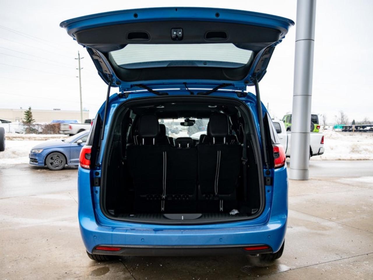 2026 Chrysler Pacifica Select Photo