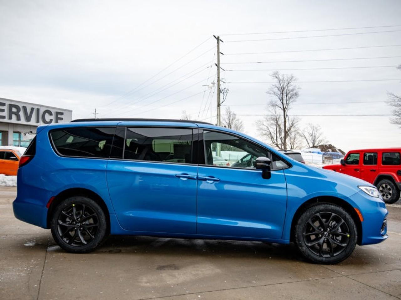 2026 Chrysler Pacifica Select Photo