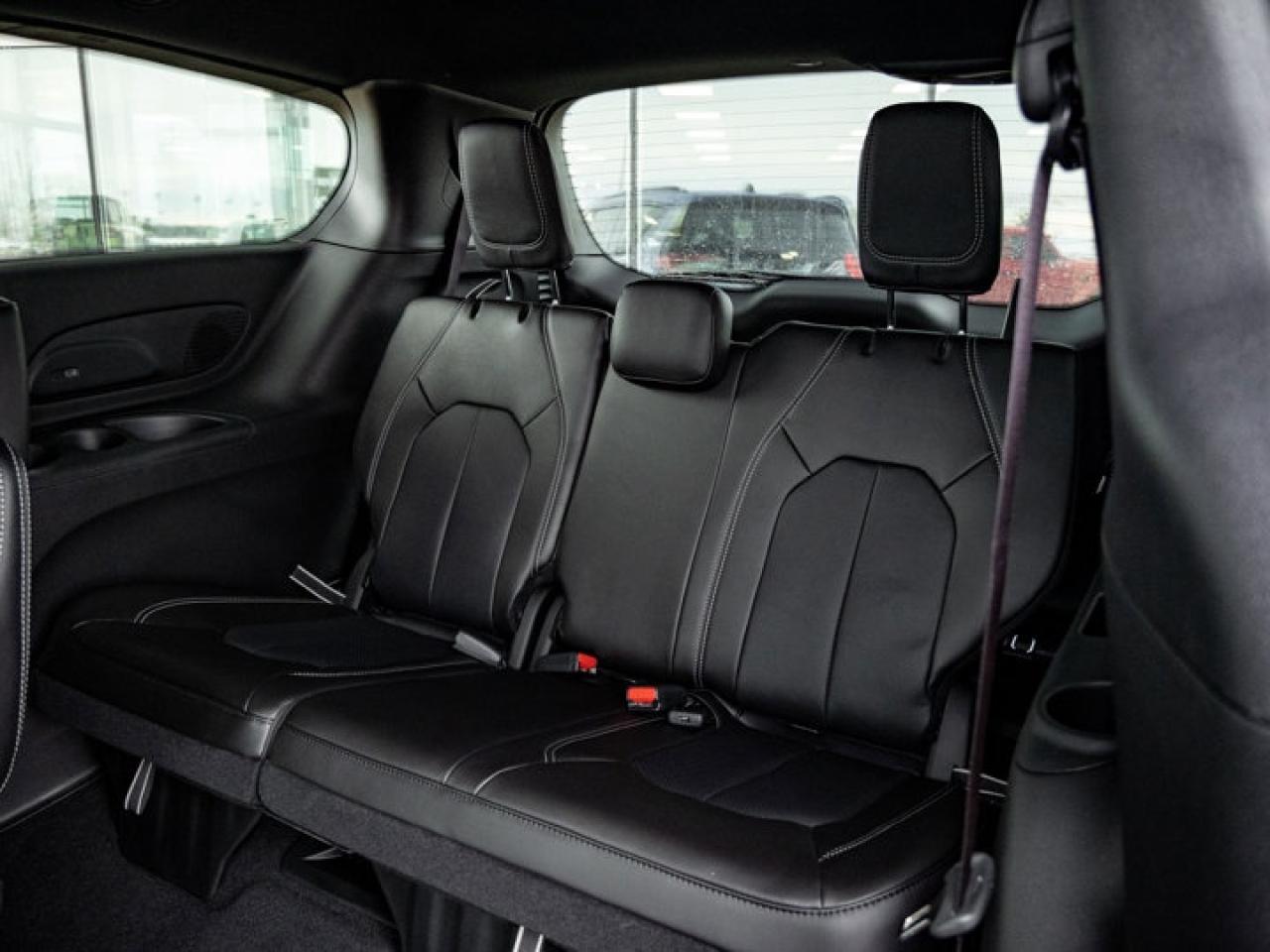 2026 Chrysler Pacifica Select Photo