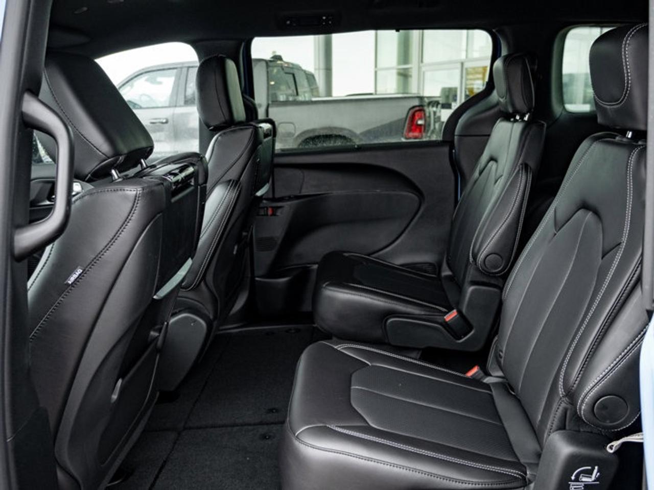 2026 Chrysler Pacifica Select Photo