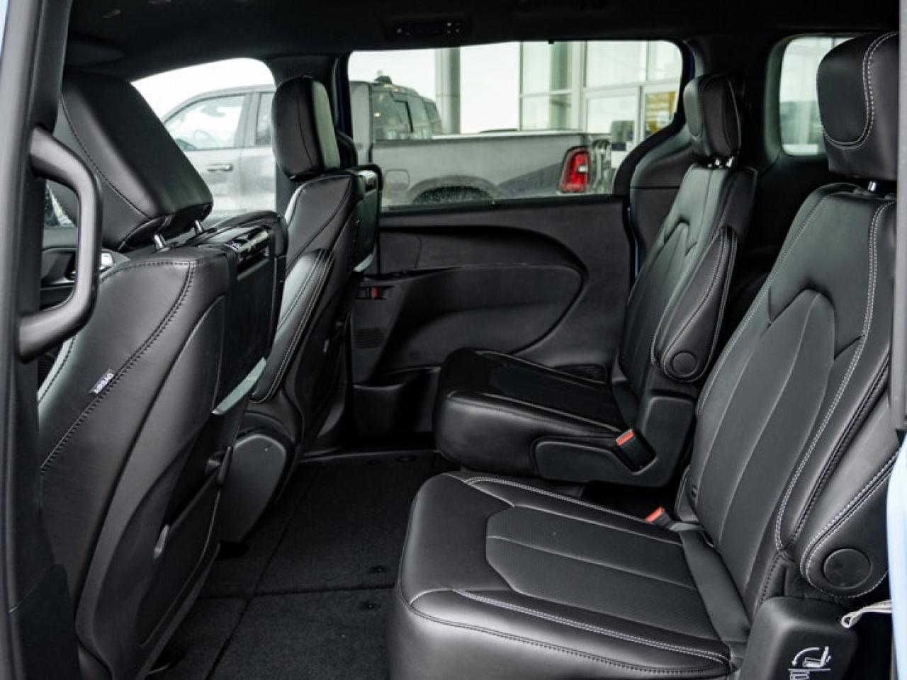 2026 Chrysler Pacifica Select Photo