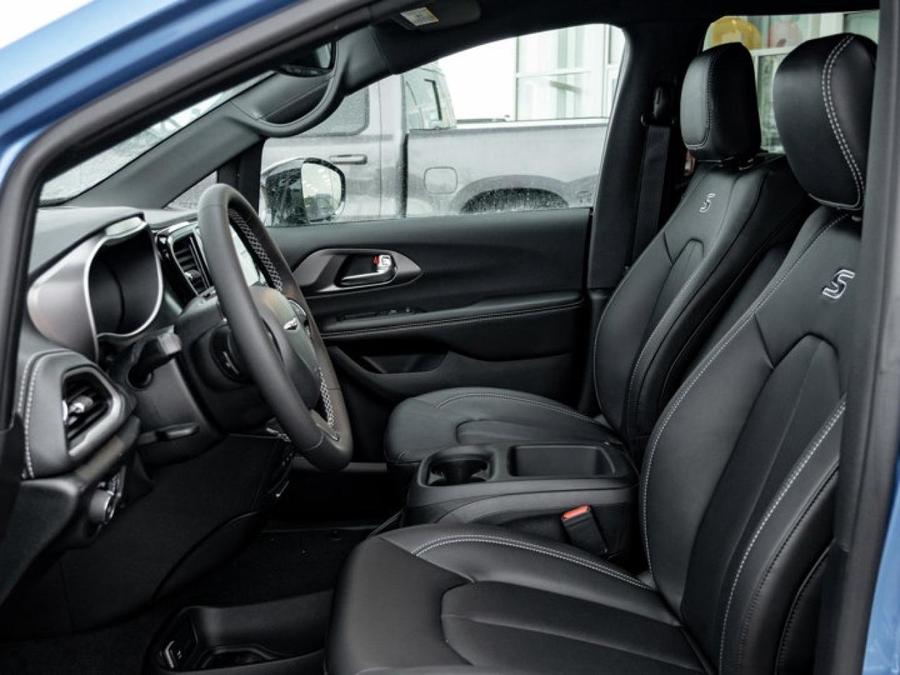 2026 Chrysler Pacifica Select Photo