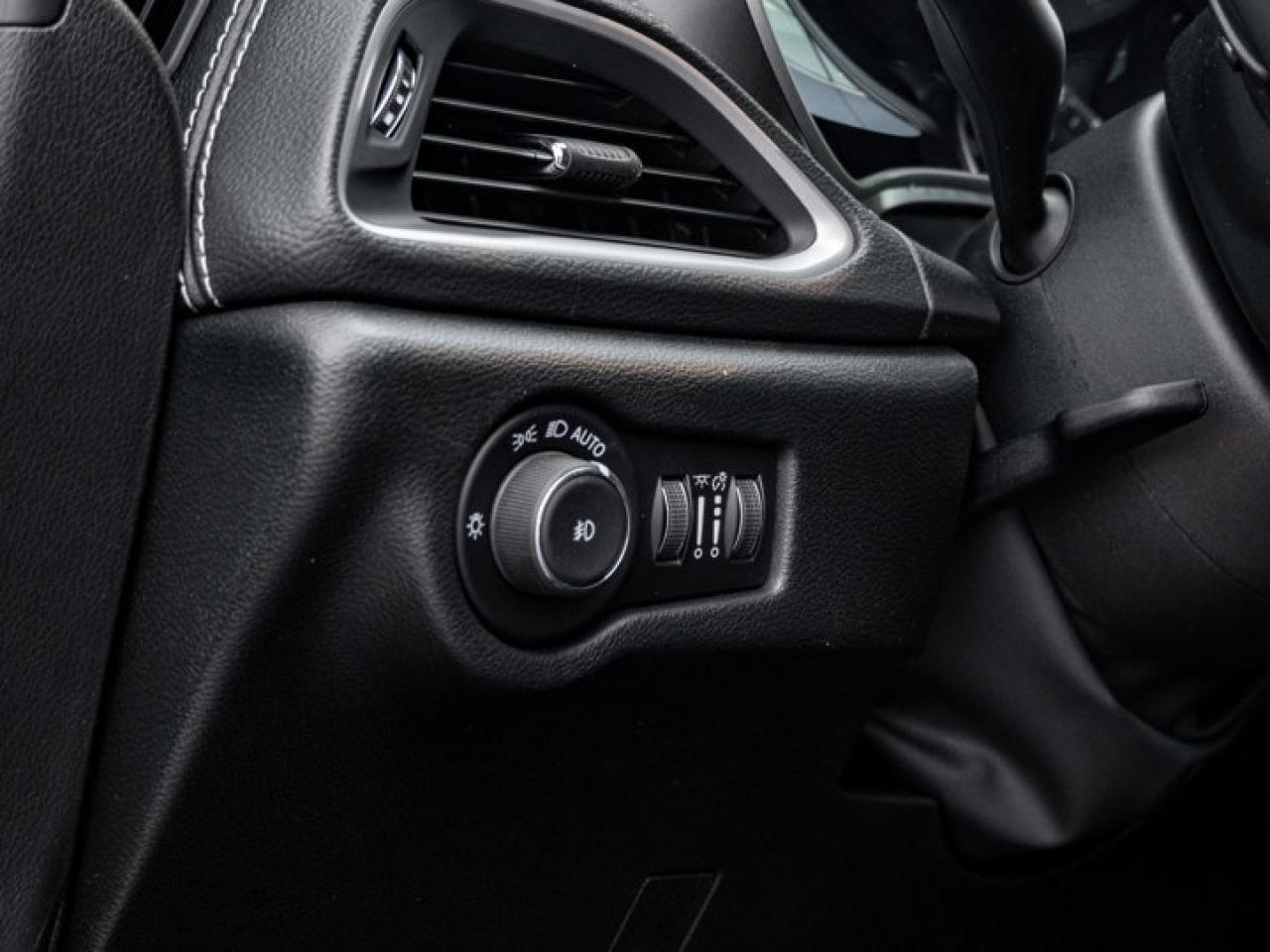 2026 Chrysler Pacifica Select Photo