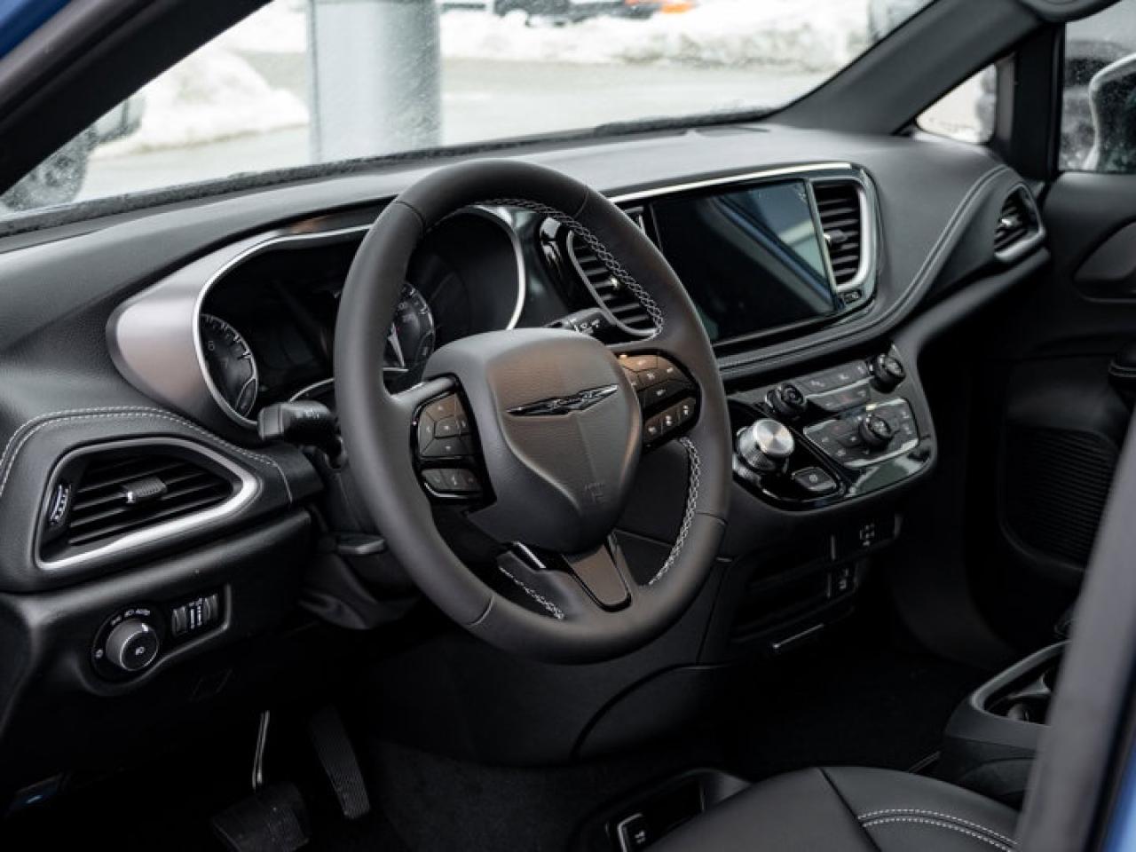 2026 Chrysler Pacifica Select Photo