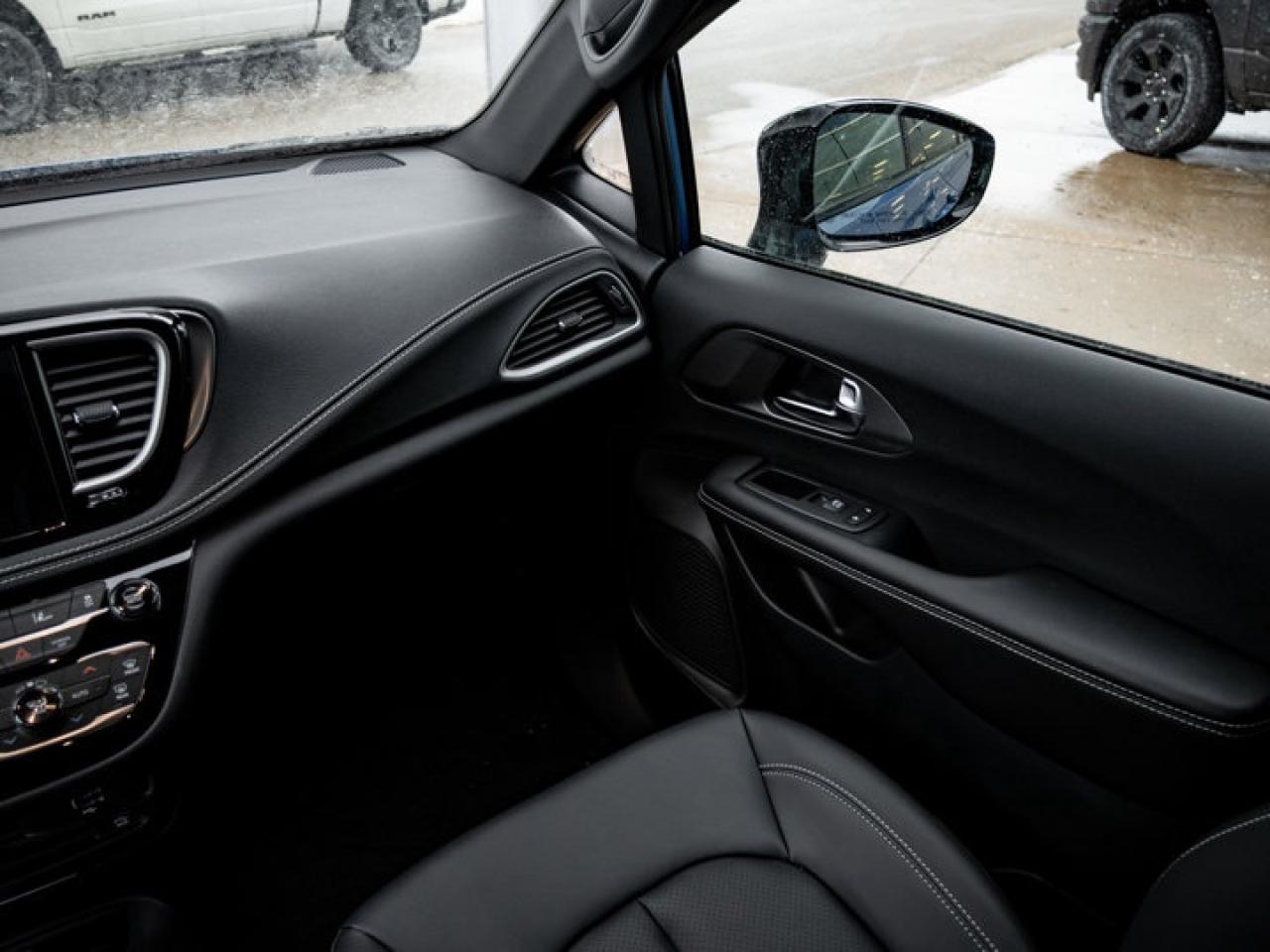 2026 Chrysler Pacifica Select Photo