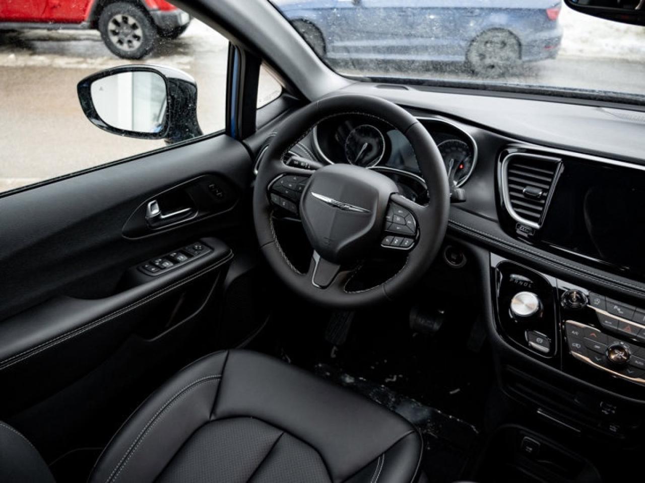 2026 Chrysler Pacifica Select Photo