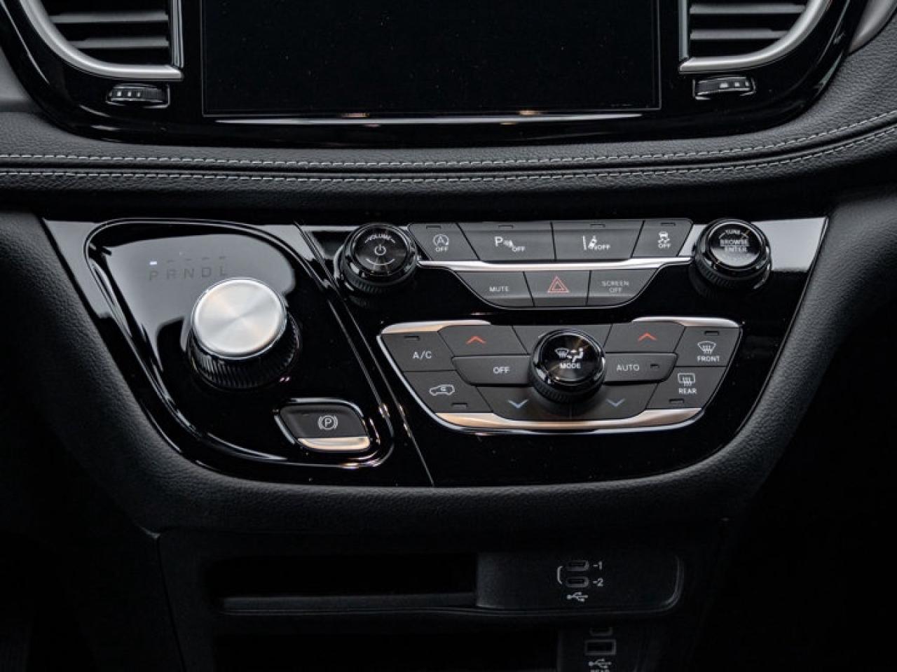 2026 Chrysler Pacifica Select Photo