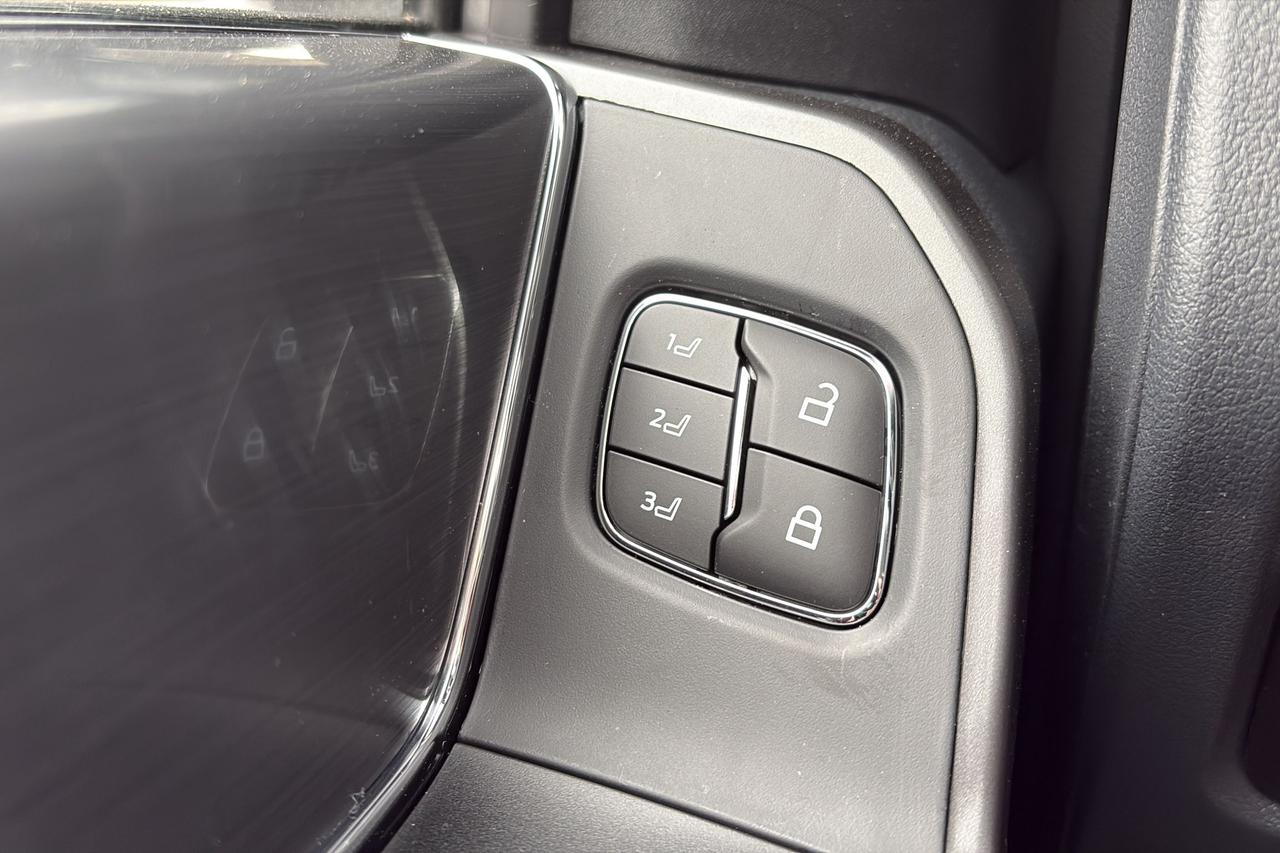 2025 Ford F-150 LARIAT, BLACK APPEARANCE PKG, PANORAMIC ROOF Photo