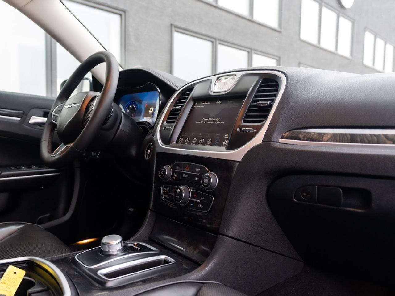 2023 Chrysler 300 300 Touring L AWD Photo20