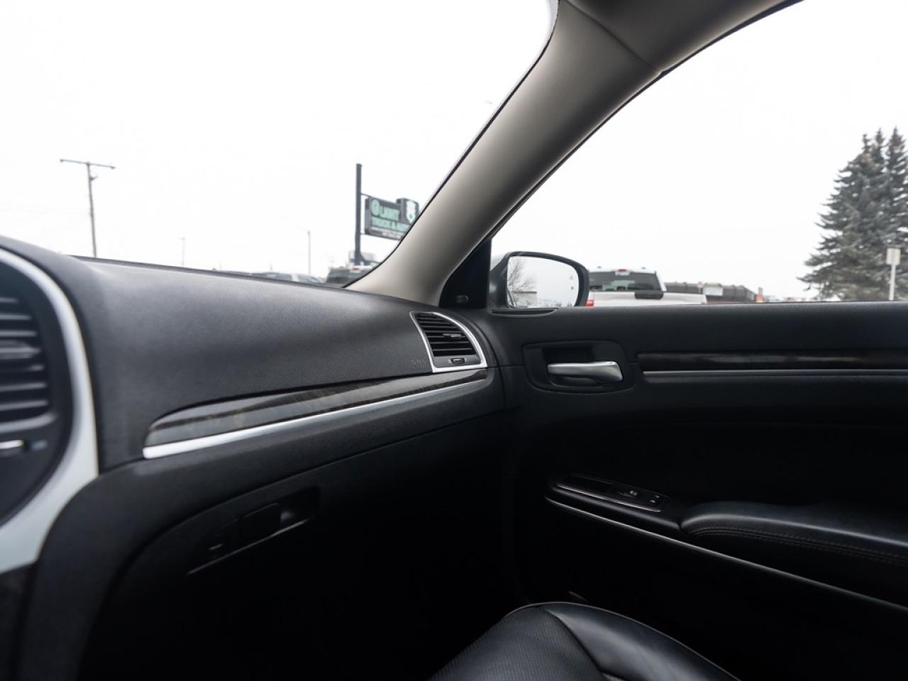 2023 Chrysler 300 300 Touring L AWD Photo34